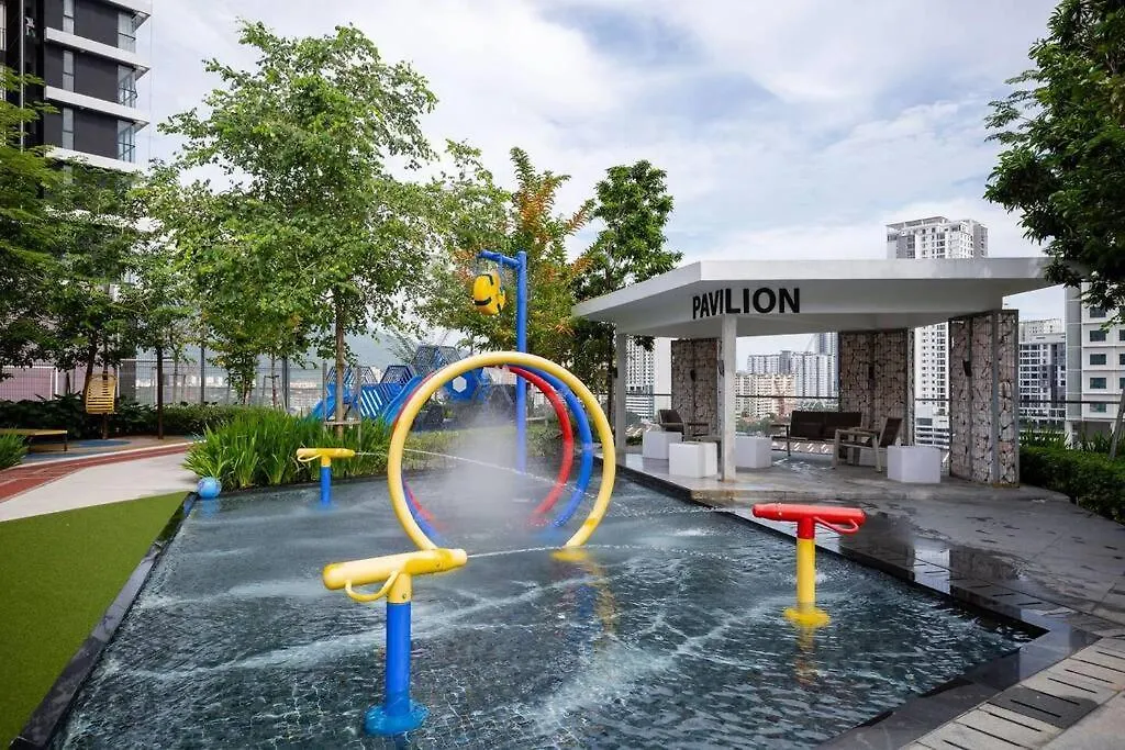 Bathtub With Seaview, 8Pax, Urban Suites - 5Km To Komtar George Town 0*,  Malaysia